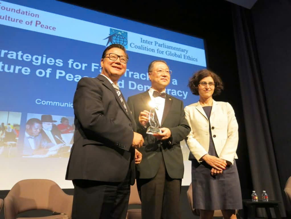 Sư Phụ Lư Quân Hoành Đài Trưởng nhận giải thưởng